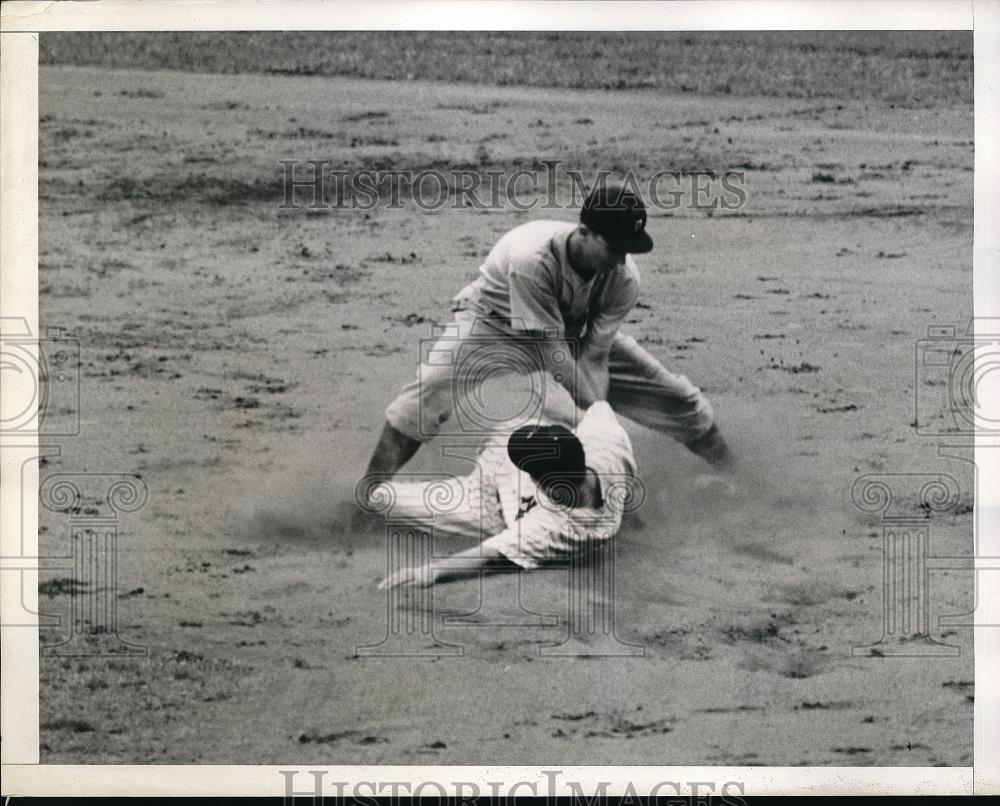 1941 Press Photo Johnny Sturm safe at 2nd base - Historic Images