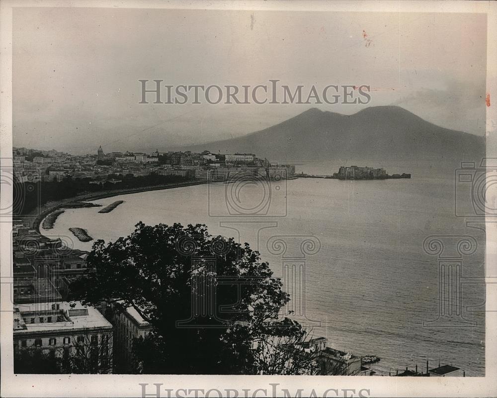 1940 Press Photo Naples Harbor, object of British Air Raids - Historic Images