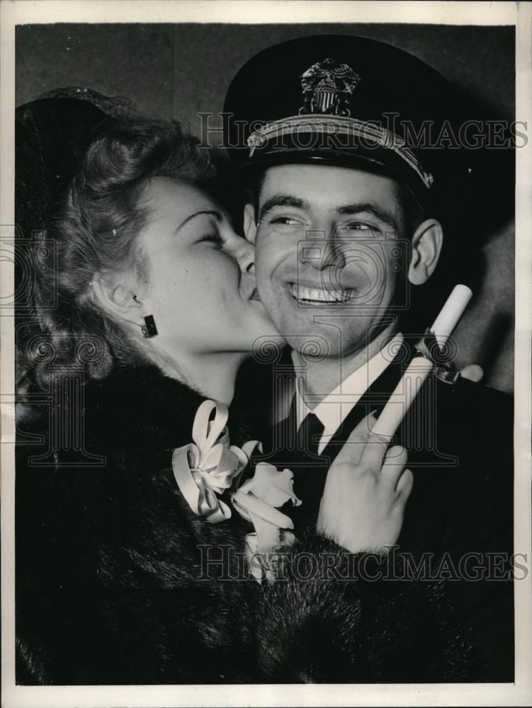 1943 Press Photo Chicago, Ill. Ens. Wm F Smith &amp; Marion Hannah wed - neb36319 - Historic Images