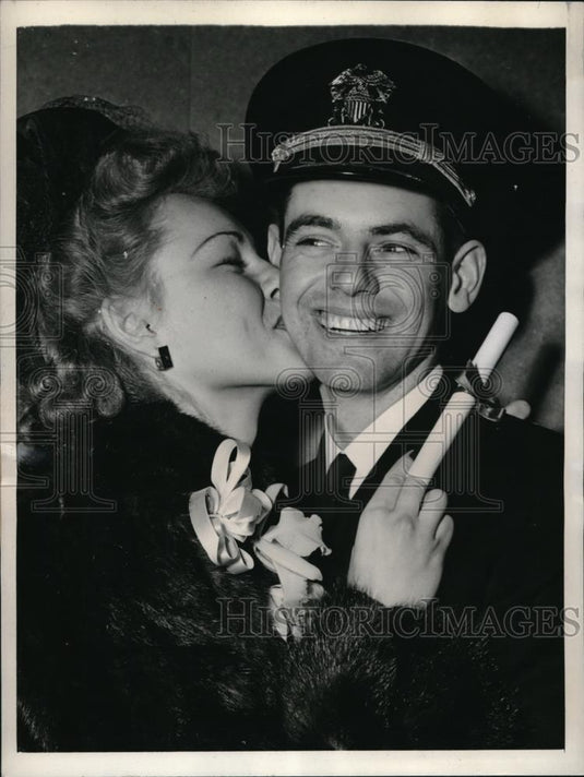 1943 Press Photo Chicago, Ill. Ens. Wm F Smith & Marion Hannah wed - neb36319 - Historic Images