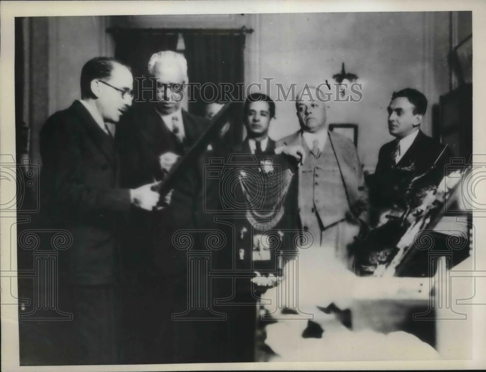 1932 Press Photo President Ortiz Rubio examining the ancient treasures found at - Historic Images