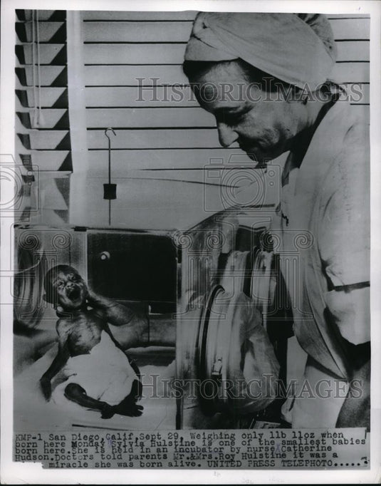 1954 Press Photo San Diego, Calif. S Hulstine only 1 lb 11 oz at birth & nurse - Historic Images