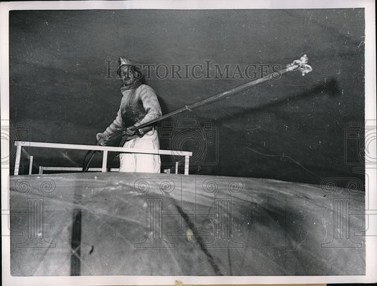 1956 Press Photo Painter working on dome of St. Peter's Church at Yvetot, France - Historic Images