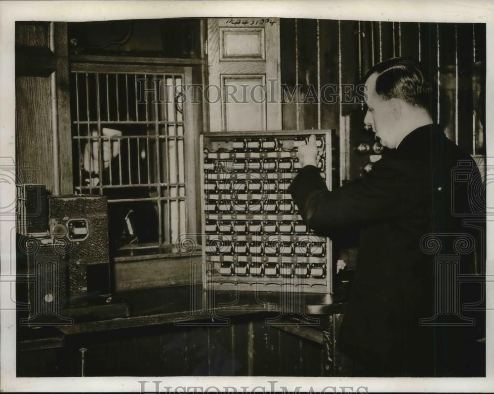 1938 Press Photo Multi-unit ticket machine for London underground rail stations - Historic Images