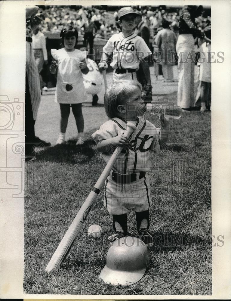 1973 Press Photo Mark McGraw, age months ast NY Mets family day - Historic Images