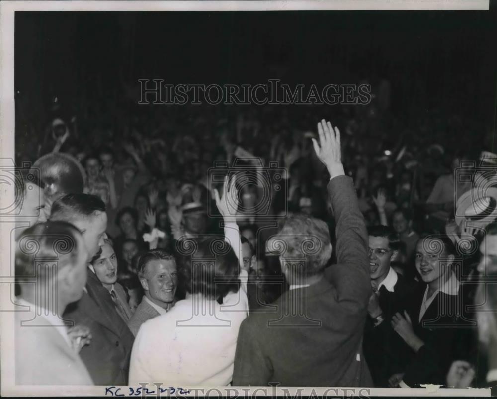 1936 Press Photo Governor &amp; Mrs. Alf Landon Acknowledge Cheers Nominated Pres. - Historic Images