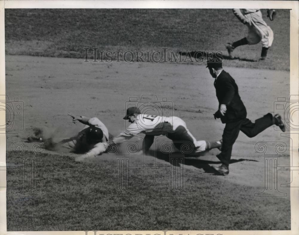 1945 Press Photo Dodger Bill Hart steals 2nd vs George Housmann, Giants - Historic Images
