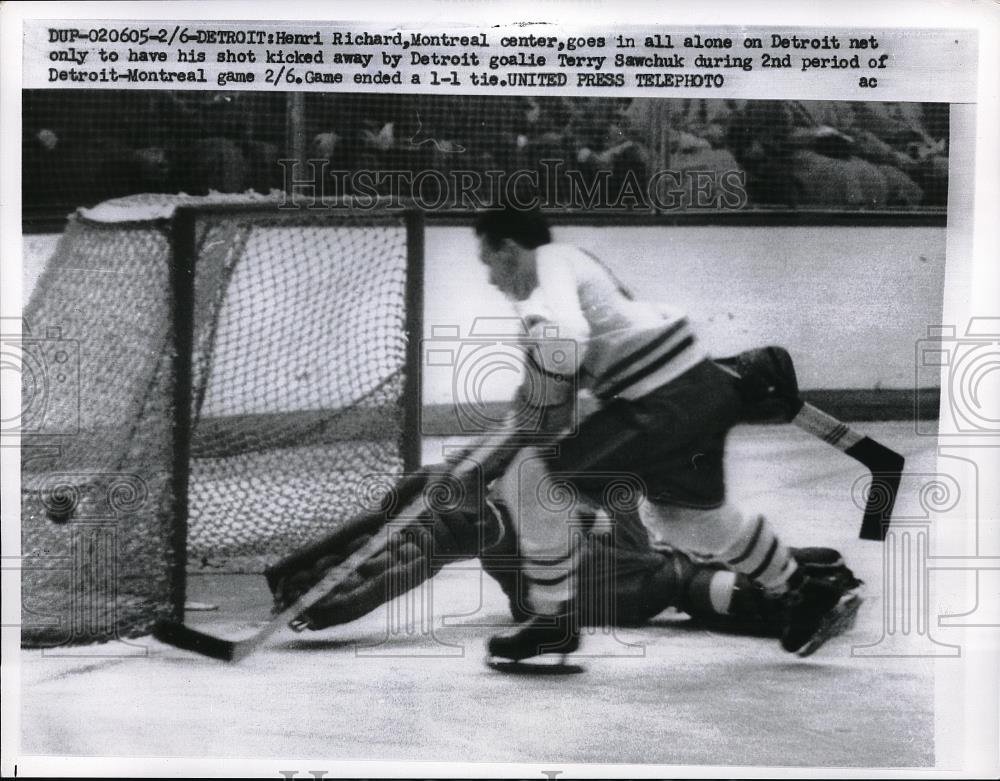 1958 Press Photo Canadien Henri Richard vs Detroit goalie Terry Sawchuk - Historic Images