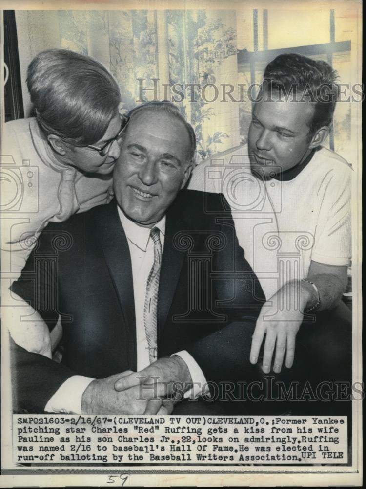 1967 Press Photo New York Yankees Pitcher Charles Ruffing Gets Kiss From Wife - Historic Images