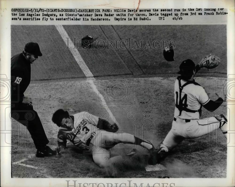 1972 Press Photo Willie Davis Dodgers Scores Run Dave Rader Giants Catcher MLB - Historic Images