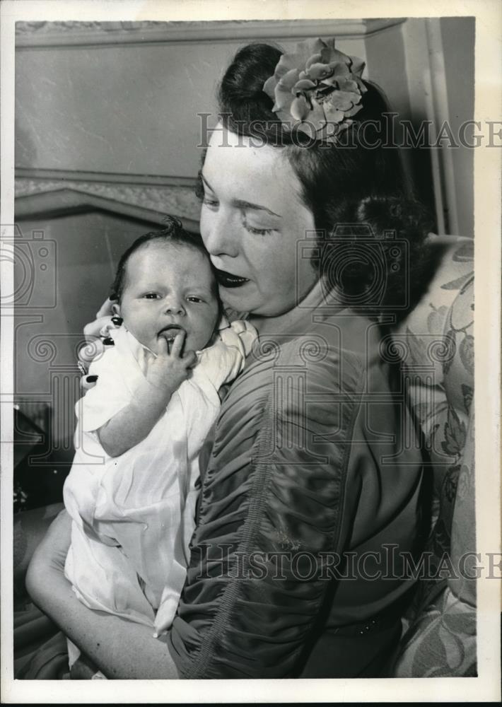 1943 Press Photo Chicago White Sox Johnny Rigney&#39;s Wife &amp; Daughter - Historic Images