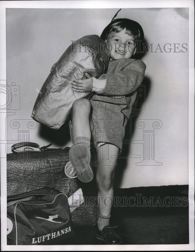 1955 Press Photo Klaus Schellin Meeting His Parents at the Airport - Historic Images