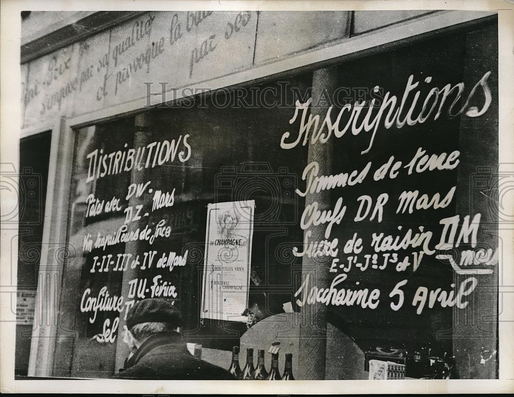 1943 Press Photo Announcement Written In Chalk Of What Is Available - Historic Images