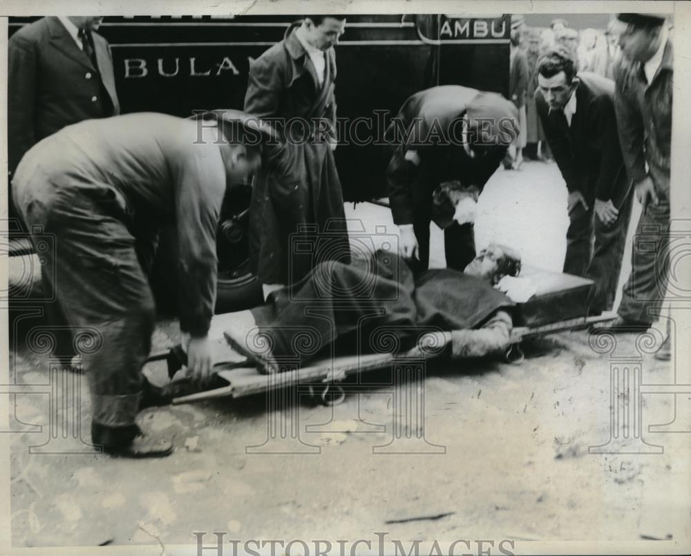 1933 Press Photo Dr. Bird Of St. John Hospital Treating Victim John Durante - Historic Images