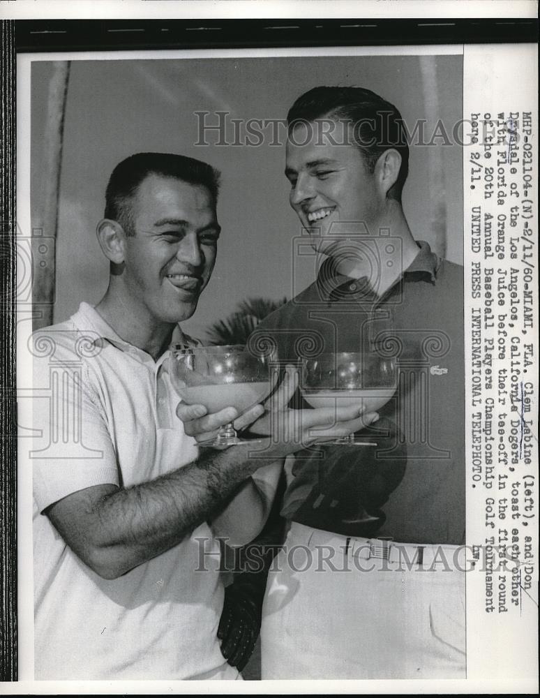 1960 Press Photo Dodgers Clem Labine &amp; Don Drysdale Toast Each Other - Historic Images