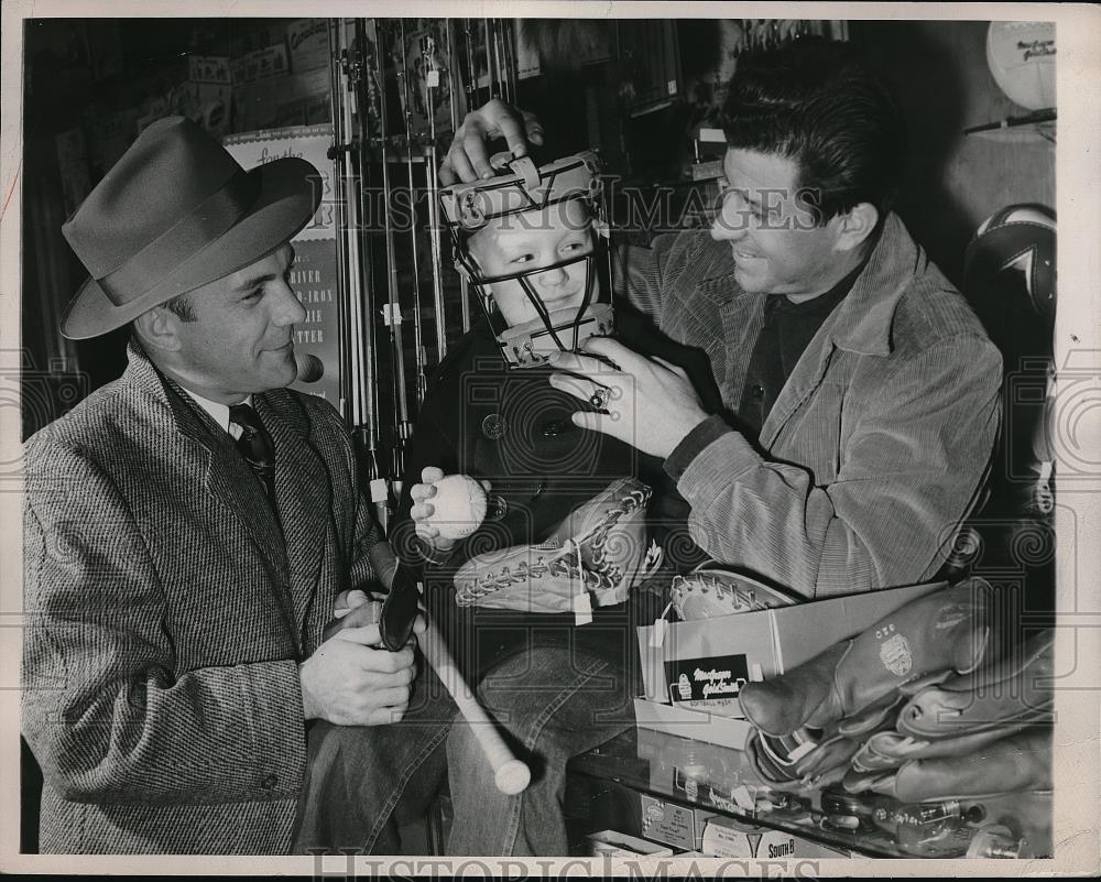 1950 Press Photo A kid trying on baseball gear - Historic Images