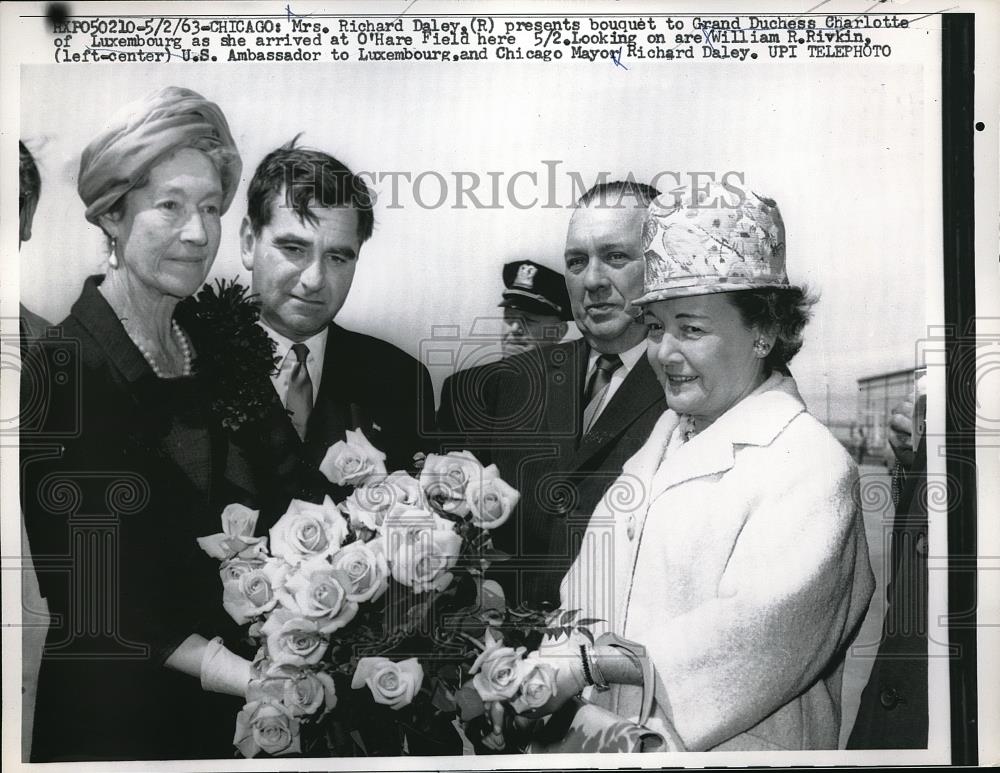 1963 Press Photo Mrs. Richard Daley presents bouquet to Grand Duchess Charlotte - Historic Images