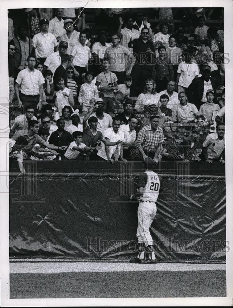 1968 Press Photo Jimmie Hall watches fans reach for a home run ball - Historic Images