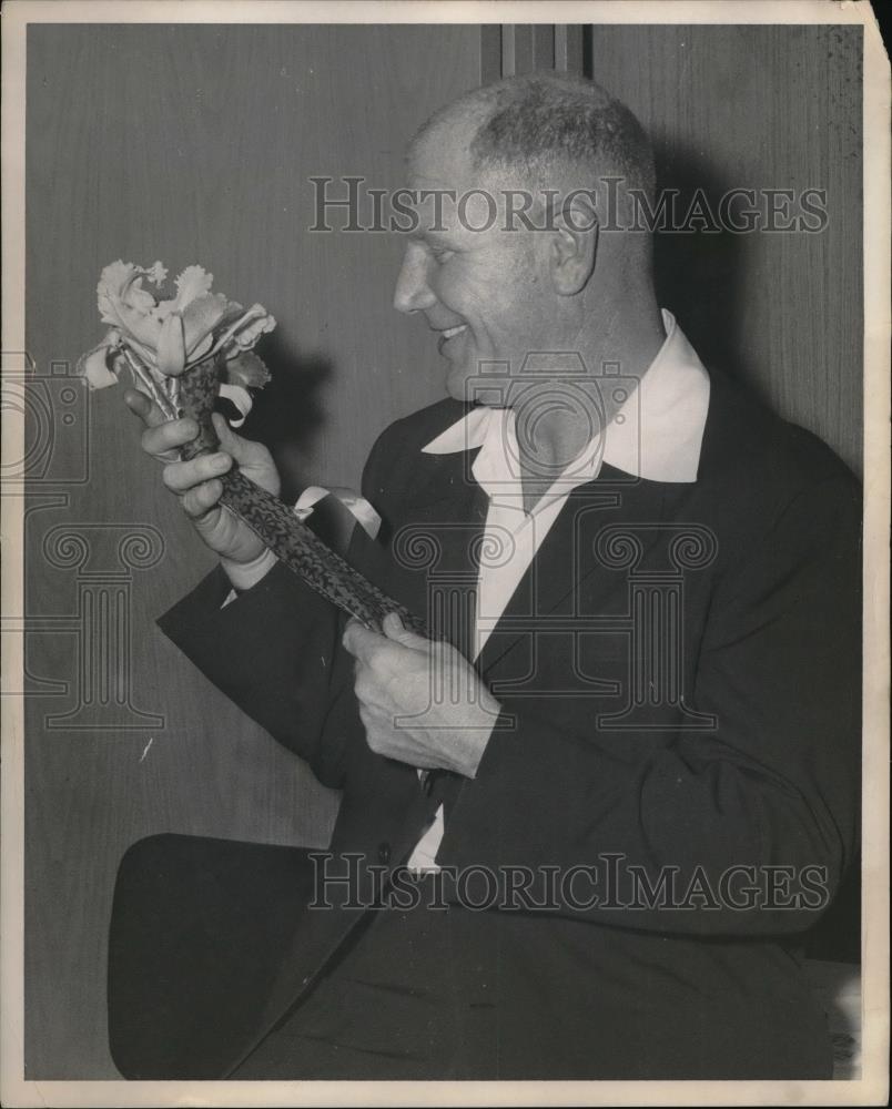 1957 Press Photo Cleveland Indians Bill Veeck Holding Orchid Tie At Press Party - Historic Images