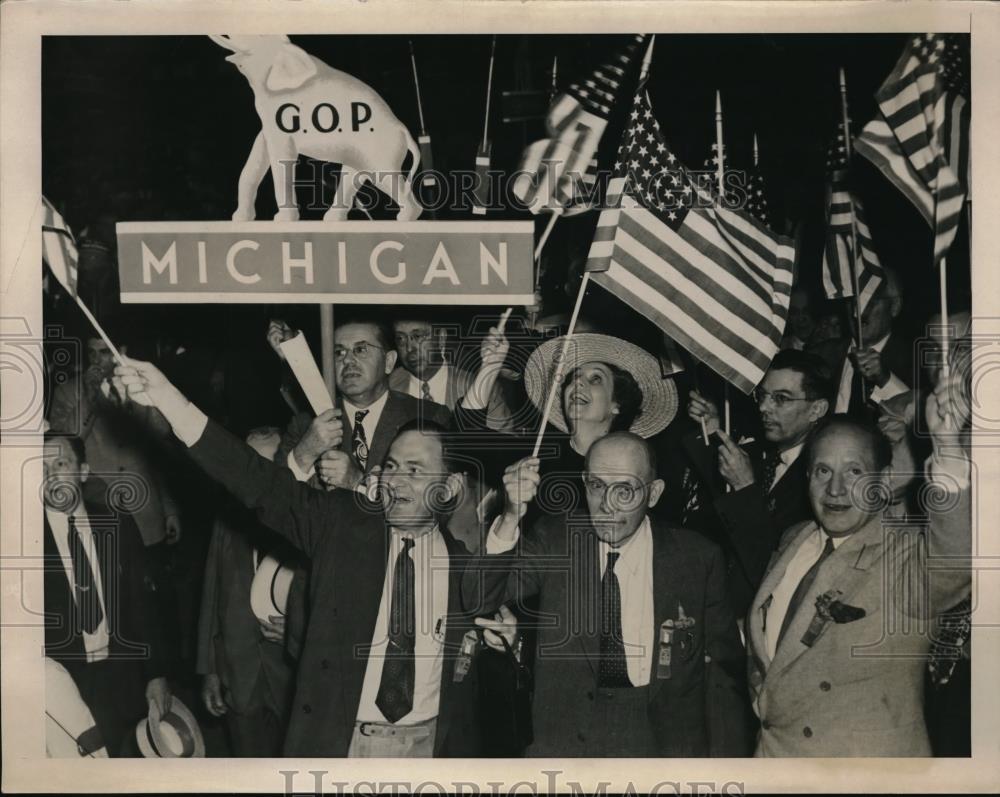 1940 Press Photo Gov Luren D Dickinson Cheers Vandenberg Nomination - Historic Images