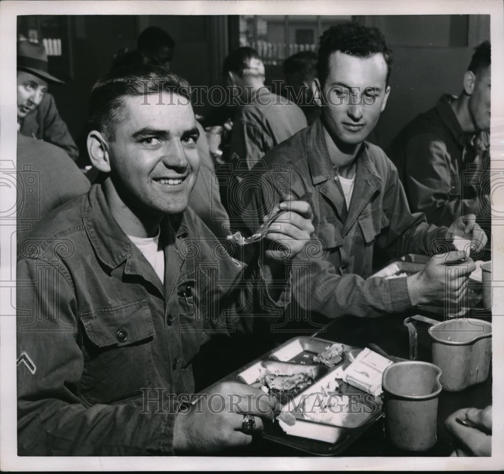 1951 Press Photo Pfc. Earl Sherman, Pfc. John Mitchell at Camp Kilmer - Historic Images