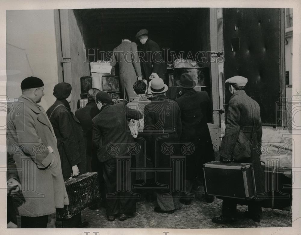 1941 Press Photo unemployed French offered jobs in German by German officials - Historic Images