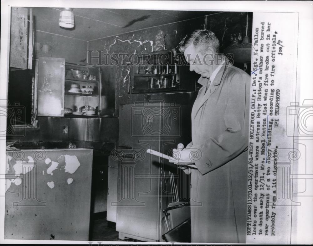 1961 Press Photo Det. Sgt. V. Fallon Looks Over Apartment Where Woman Burned - Historic Images