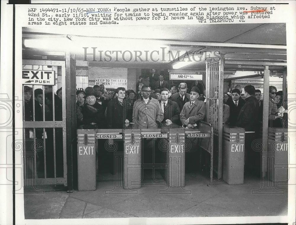 1956 Press Photo 12 hr Blackout affecting areas 8 states&amp;Canada ends New York - Historic Images