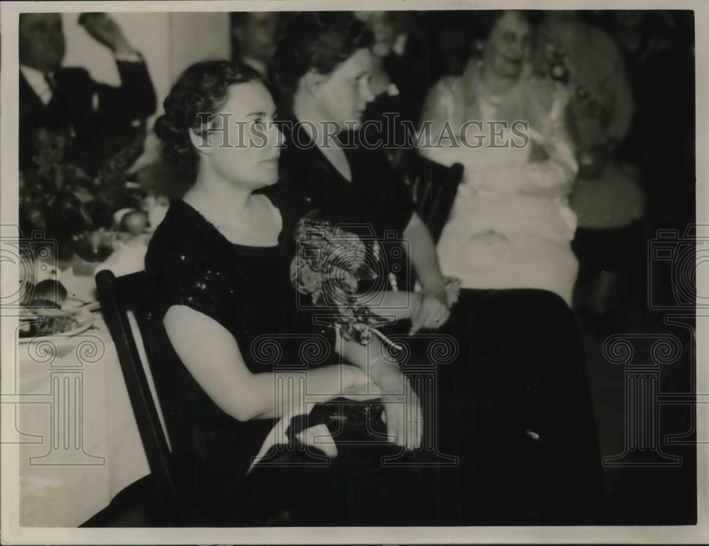 1936 Press Photo Mrs Landon listening to husband address US Politics - Historic Images