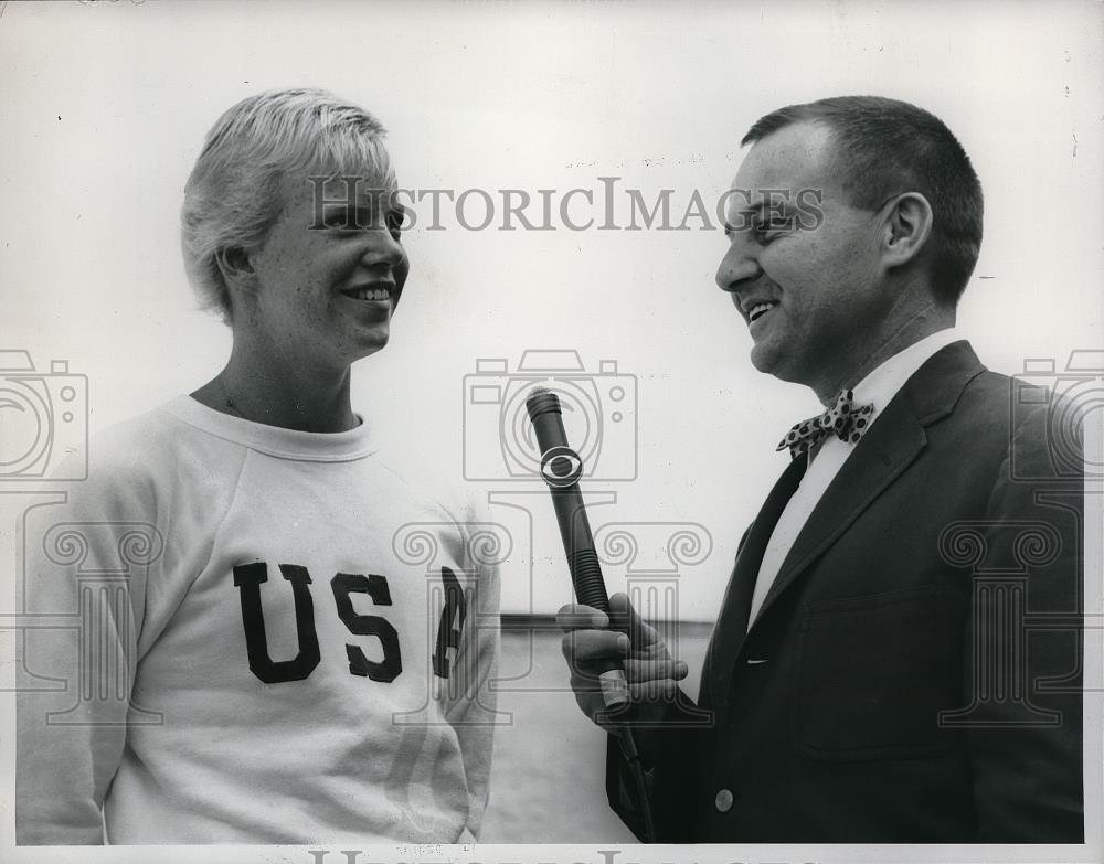 1960 Press Photo swimming star Lynn Burke interviewed by Jim McKay - Historic Images