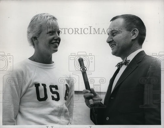 1960 Press Photo swimming star Lynn Burke interviewed by Jim McKay - Historic Images