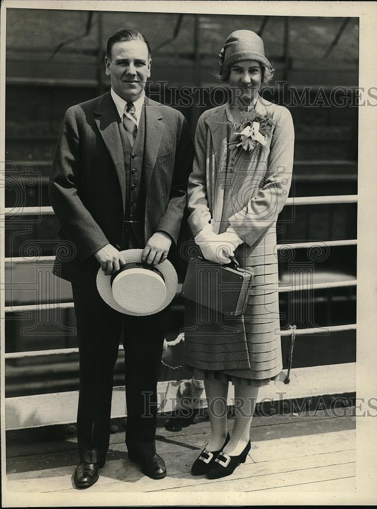 1926 Press Photo Mr. and Mrs. William McCullough Drake on SS Paris for honeymoon - Historic Images