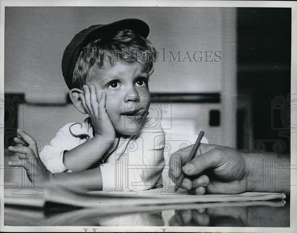 1961 Press Photo Bobby Schnitzlein Dictates Letter To Friends - Historic Images