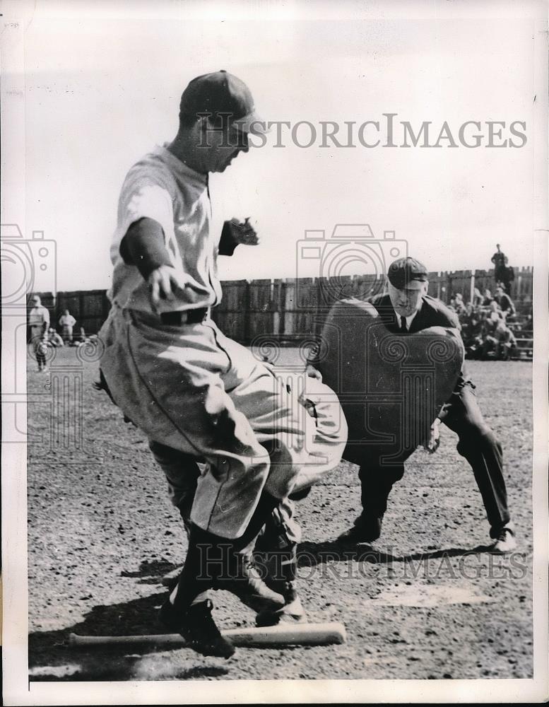 1944 Press Photo Dick Siebert out at home, E. Tabacheck makes the tag - Historic Images