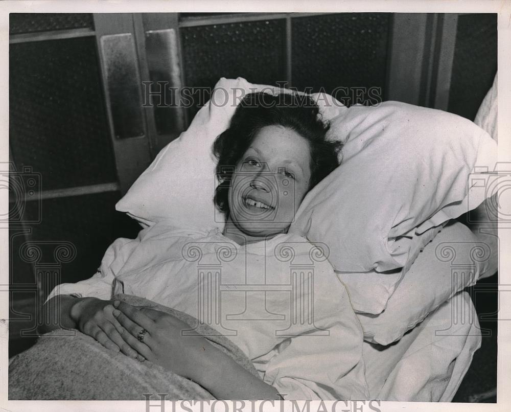 1950 Press Photo Mrs. Edward Myers in hospital - Historic Images