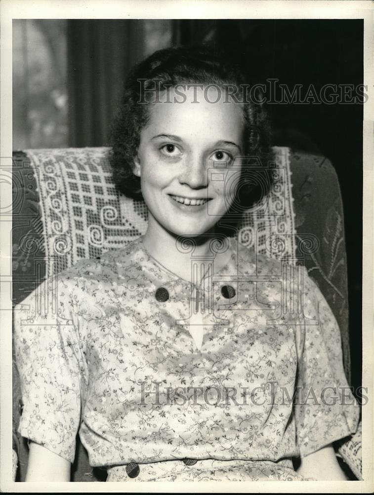 1935 Press Photo Jean McNamarra Poses For Photo - Historic Images