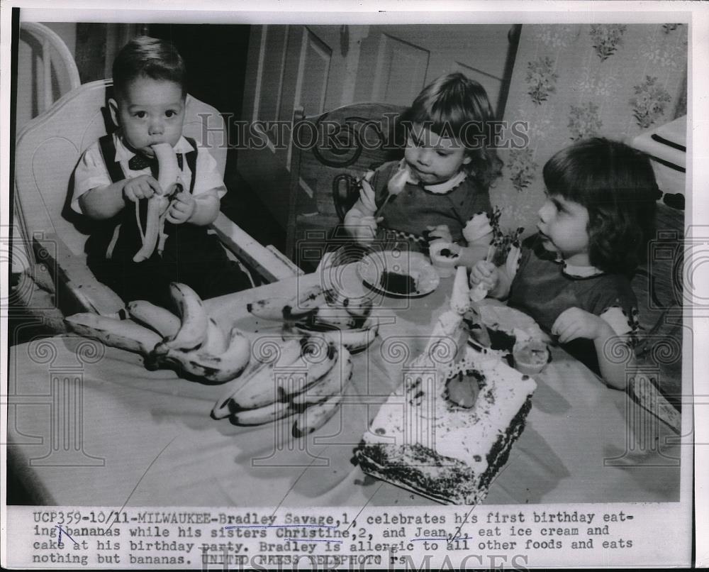 1954 Press Photo Bradley Savage celebrates his 1st birthday with his sisters - Historic Images