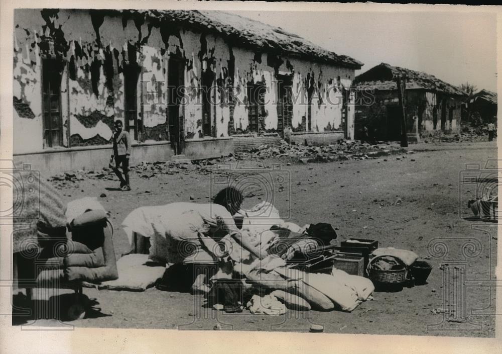 1939 Press Photo Young Girls Gathering Remains of Her Home After Earthquake - Historic Images