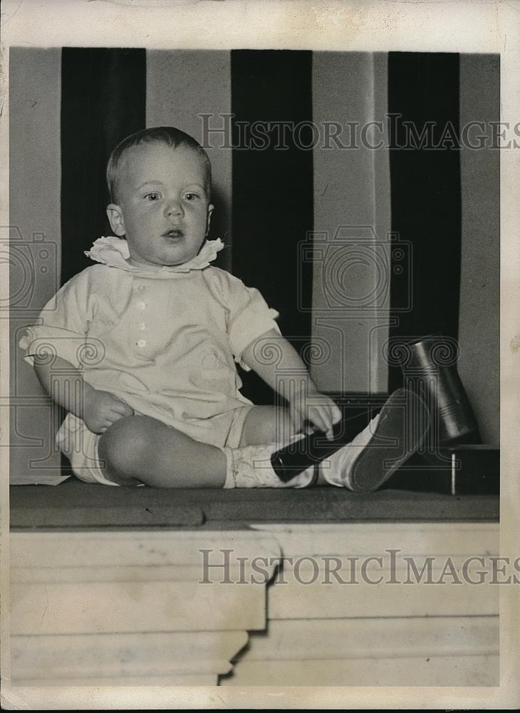 1933 Press Photo Richard Laird Hopkins at holds a gavel at Wash. House of Rep. - Historic Images