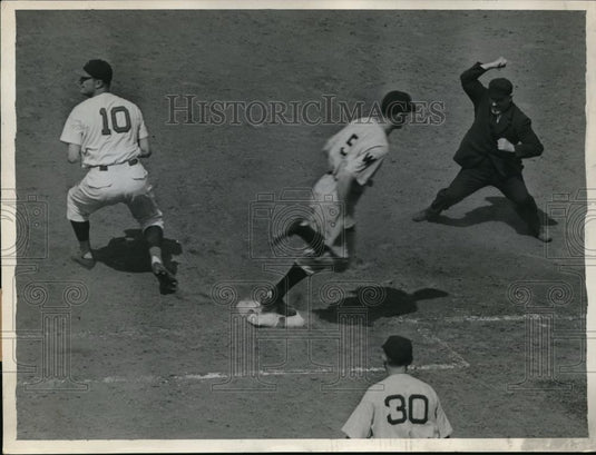 1940 Press Photo Cecil Travis Out at First, Washington Senators, McCormick