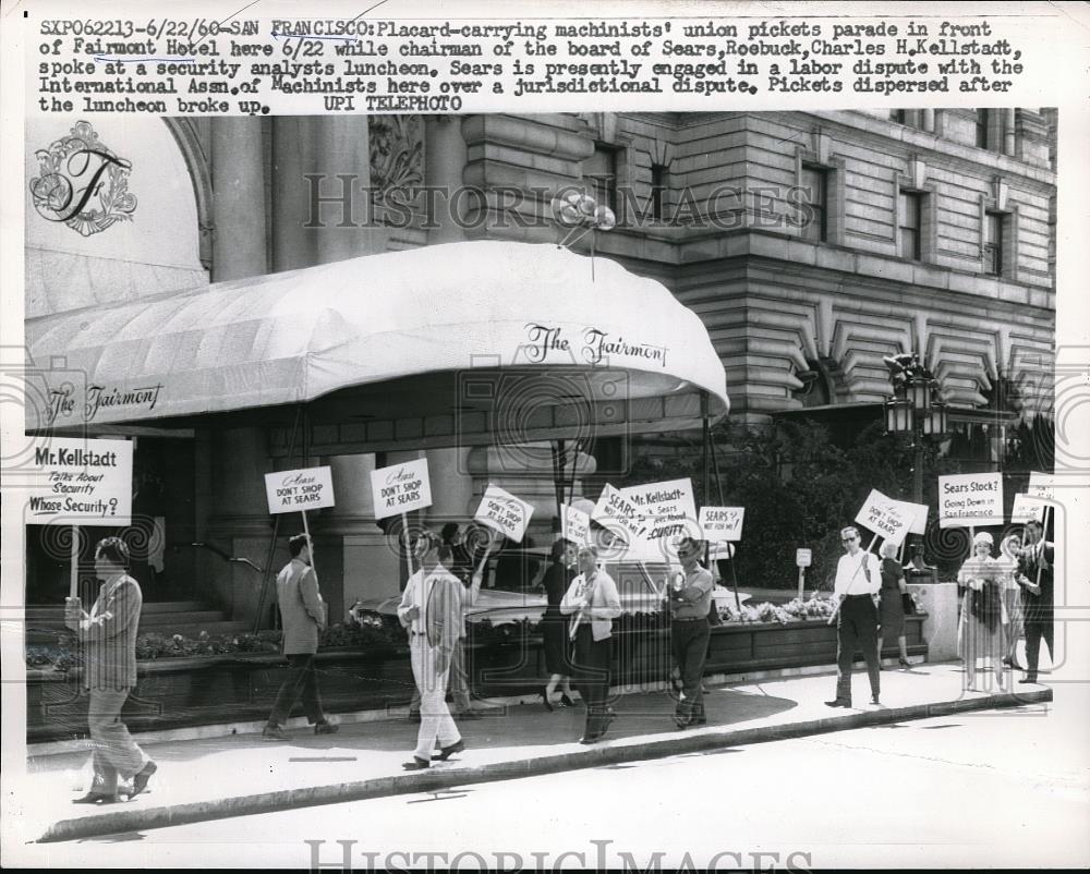 1960 Press Photo Machinists Union Picket Fairmont Hotel Sears Roebuck Speaker - Historic Images