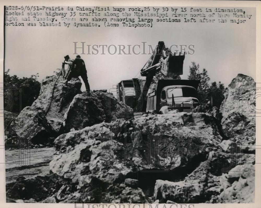 1951 Press Photo A Huge Rock 25 By 30 By 15 Feet Dimensions In Wisconsin - Historic Images