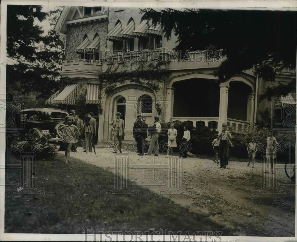 1934 Press Photo Newspaper men waiting for word at the Home of Hugh Labatt where - Historic Images