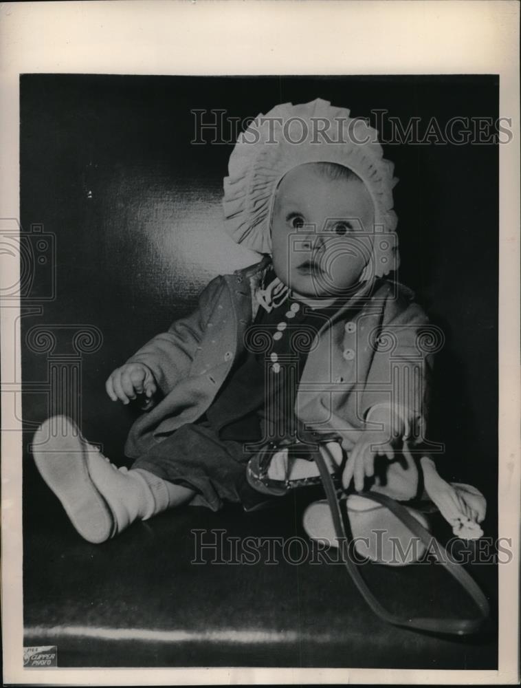 1949 Press Photo 10 Month Old Janie Praast Seeing New York For The First Time - Historic Images