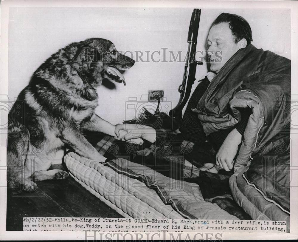 1952 Press Photo Edward D. Mack with his dog Teddy - Historic Images