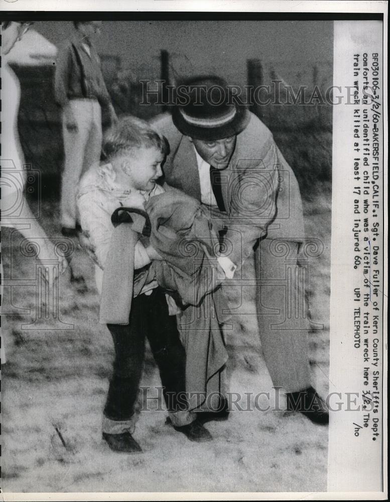 1960 Press Photo Sgt. Dave Fuller of Kern Co. Comforts Child at Train Wreck - Historic Images