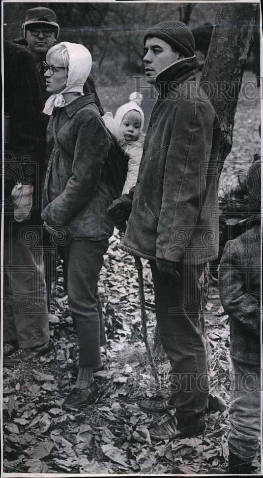 1967 Press Photo Mr & Mrs Sean Hoyt & daughter out for a walk in Cleveland,Ohi0 - Historic Images