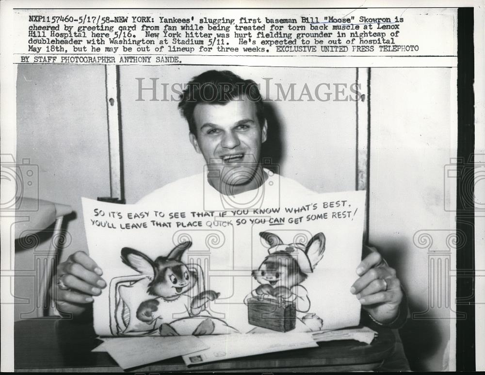 1958 Press Photo New York Yankees First Baseman Bill Skowron Reading Card - Historic Images