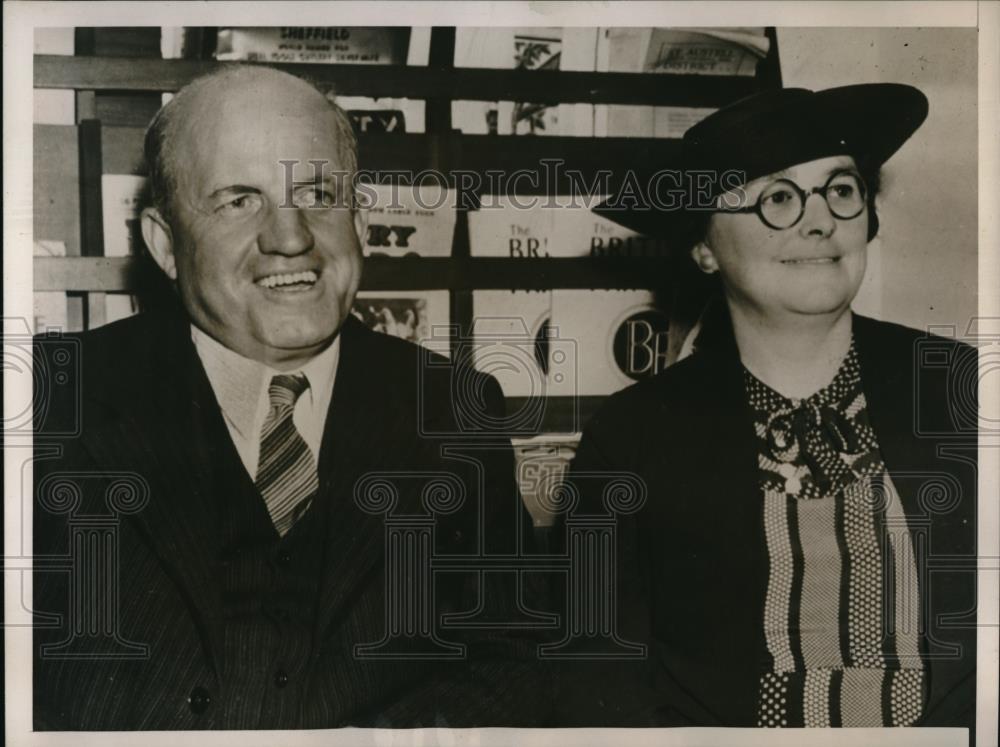 1939 Press Photo Captain Ernest Davies and his wife - Historic Images