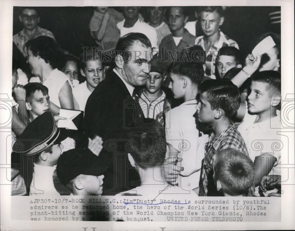 1954 Press Photo New York Giants Jim &quot;Dusty&quot; Rhodes Surrounded By Admirers - Historic Images